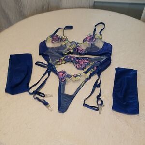 Beautiful 4 pieces lingerie never worn medium